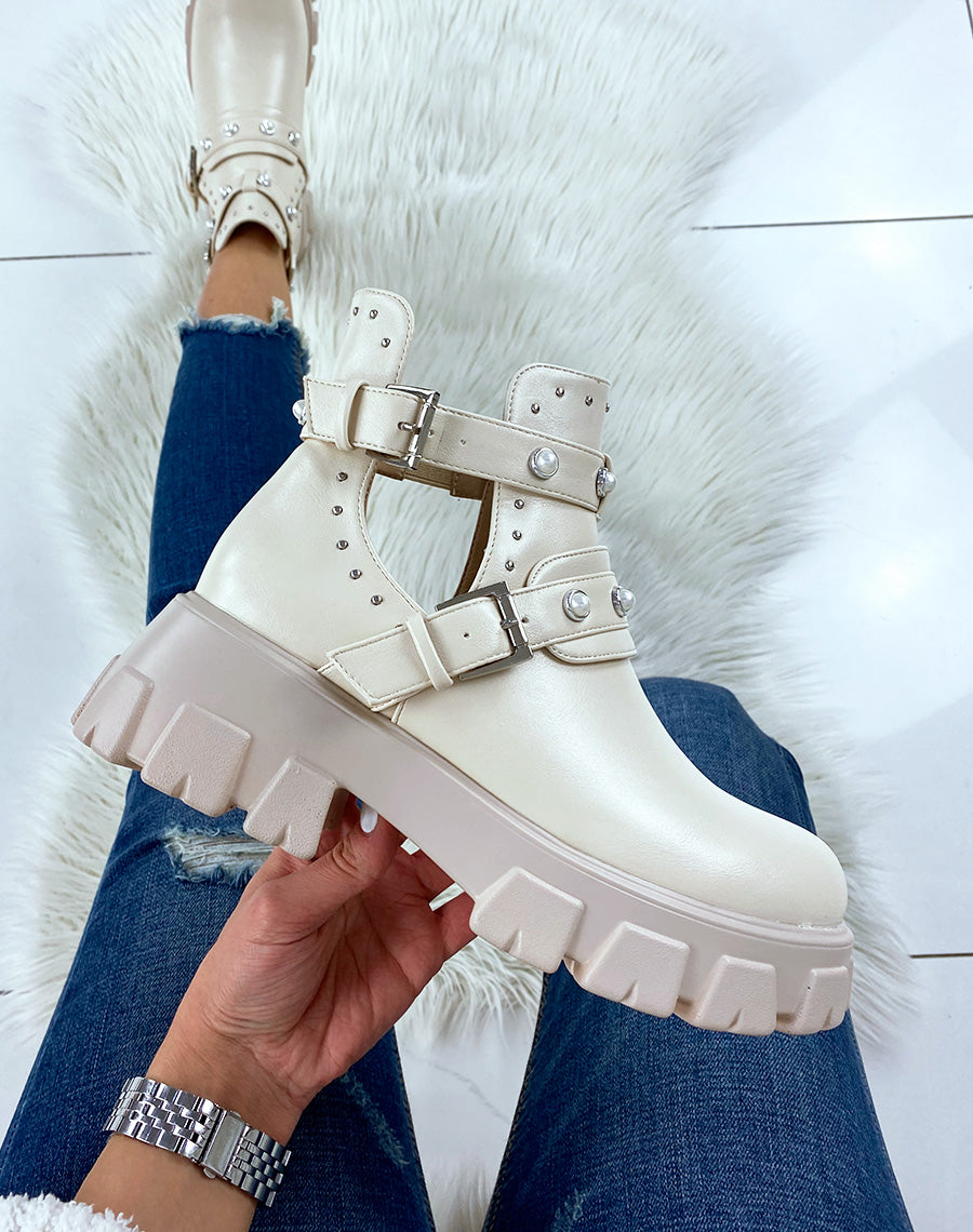 Bottines beiges ouvertes à lanières perlées