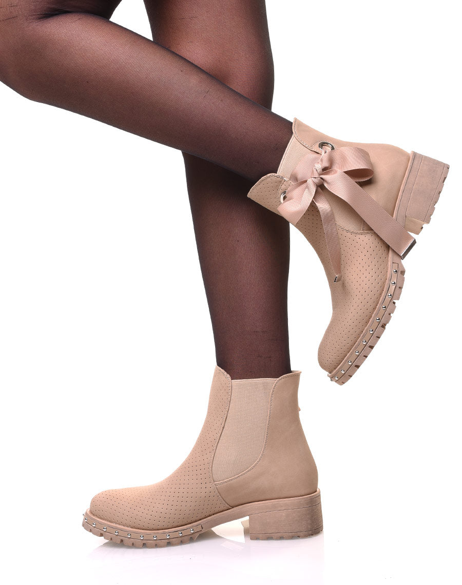 Bottines beiges perforées à semelles crantées 