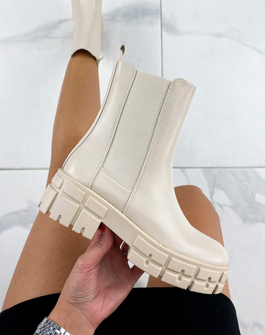 Bottines beiges style chelsea à gros talon cranté