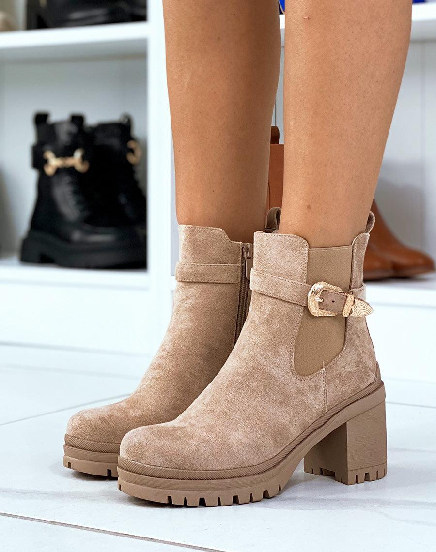 Bottines beiges à talons effet daim à élastique et sangle ornée de détails dorés
