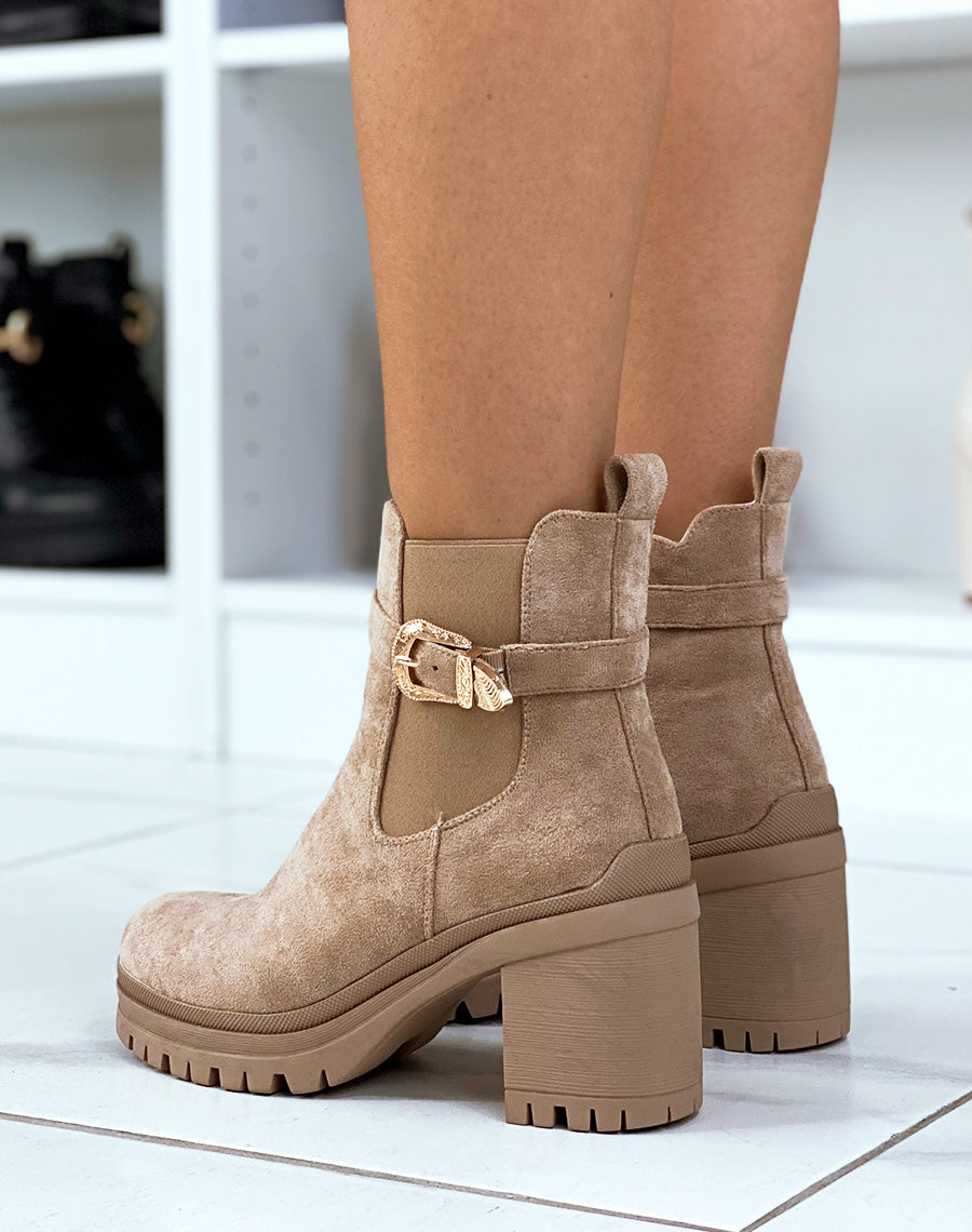 Bottines beiges à talons effet daim à élastique et sangle ornée de détails dorés