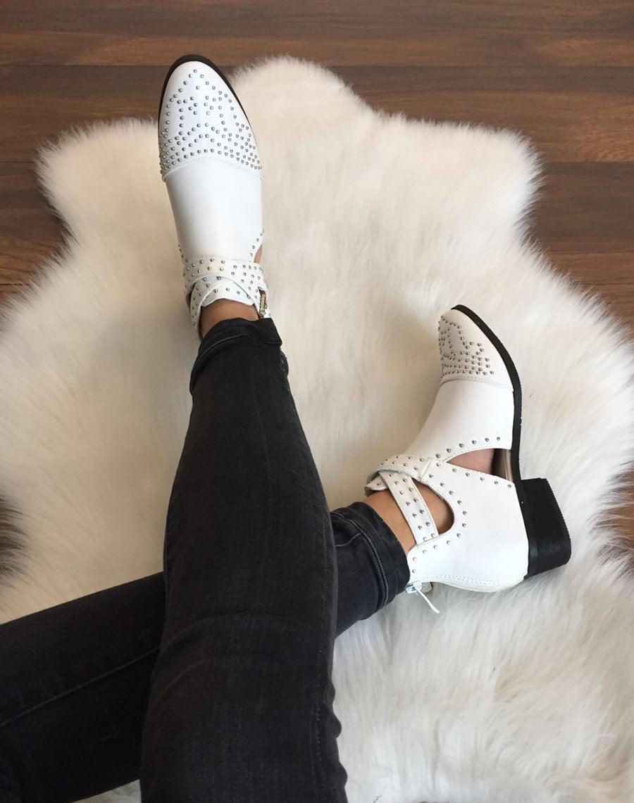 Bottines blanches cloutées à boucles croisées 