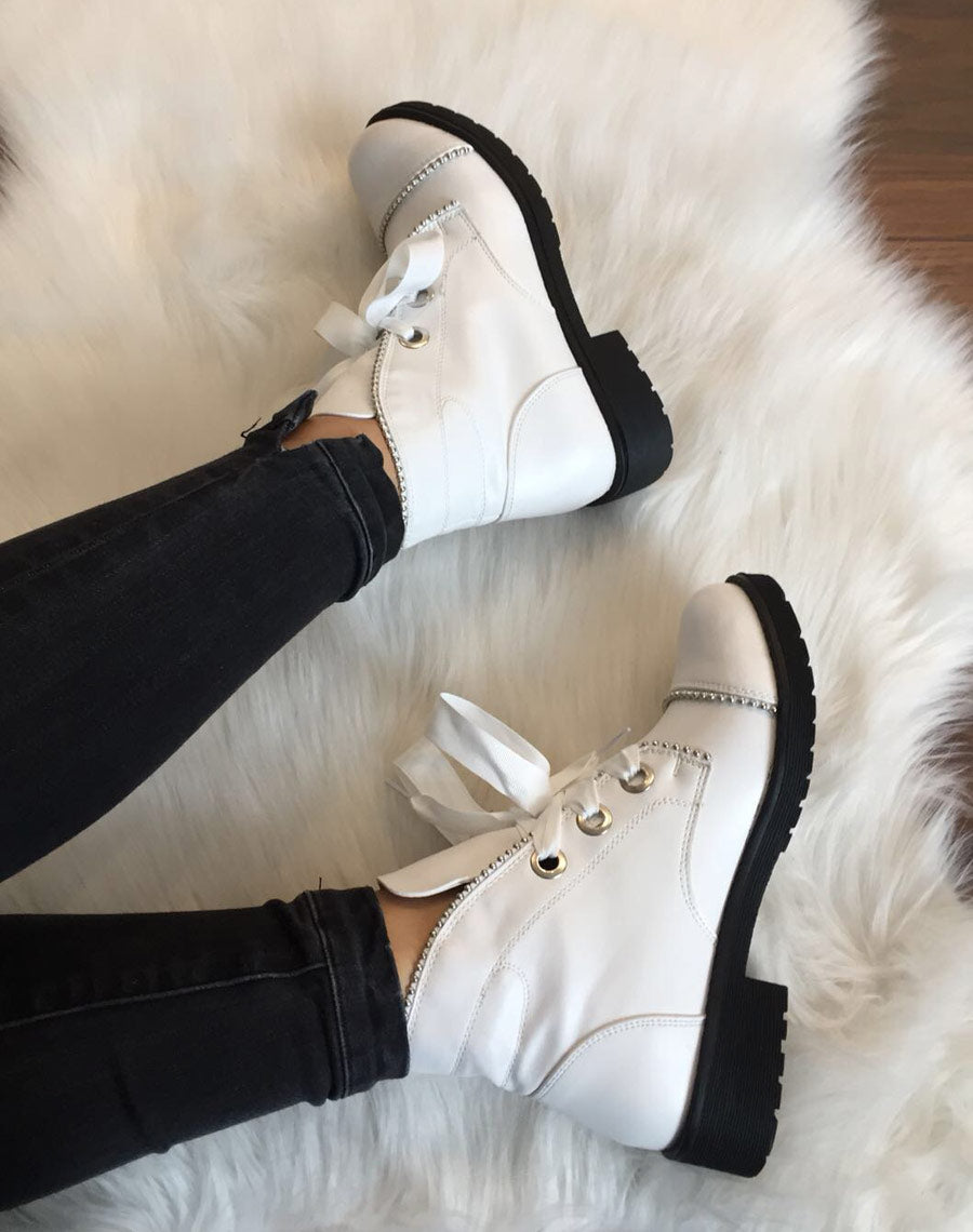 Bottines blanches cloutées à semelles épaisses 