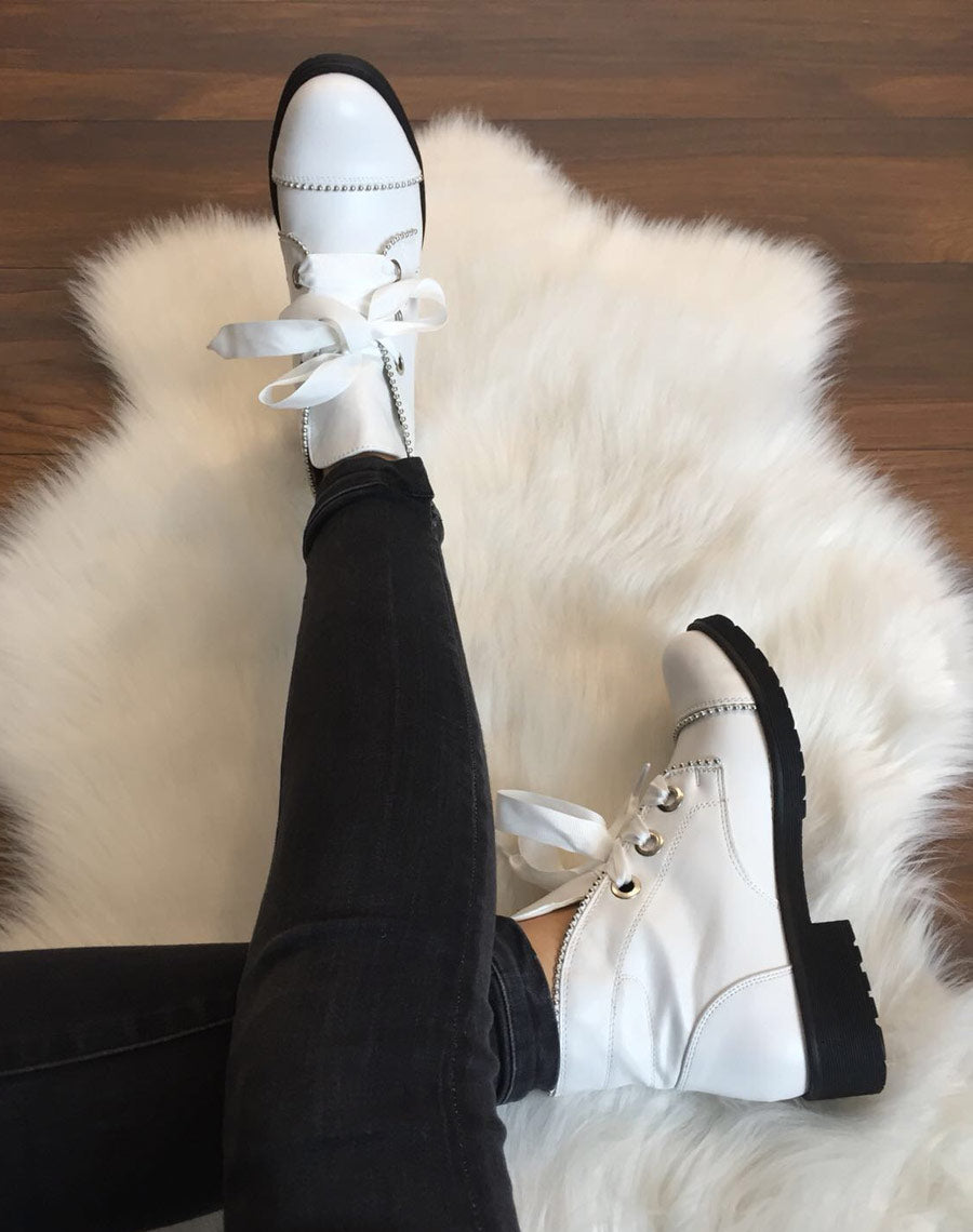 Bottines blanches cloutées à semelles épaisses 