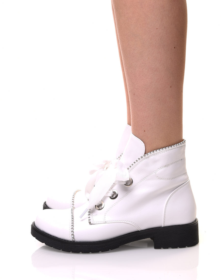 Bottines blanches cloutées à semelles épaisses 