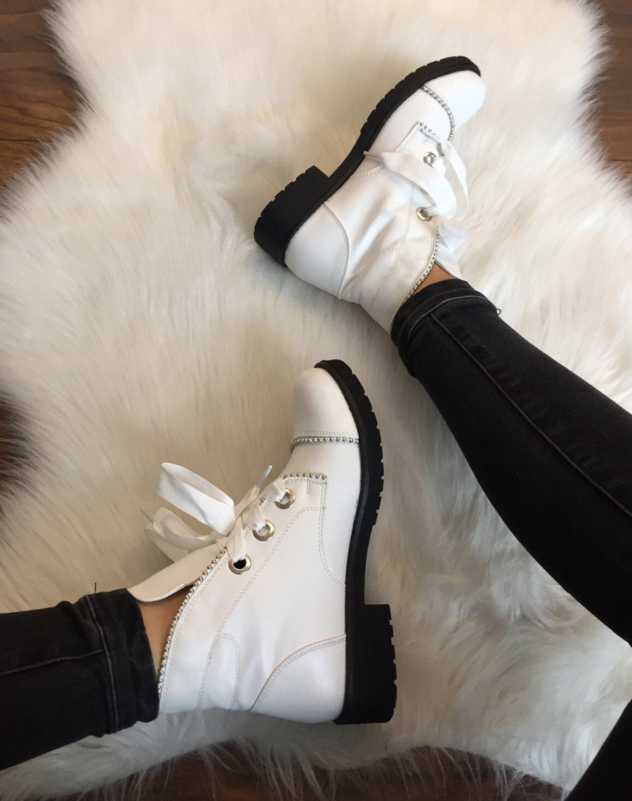 Bottines blanches cloutées à semelles épaisses 
