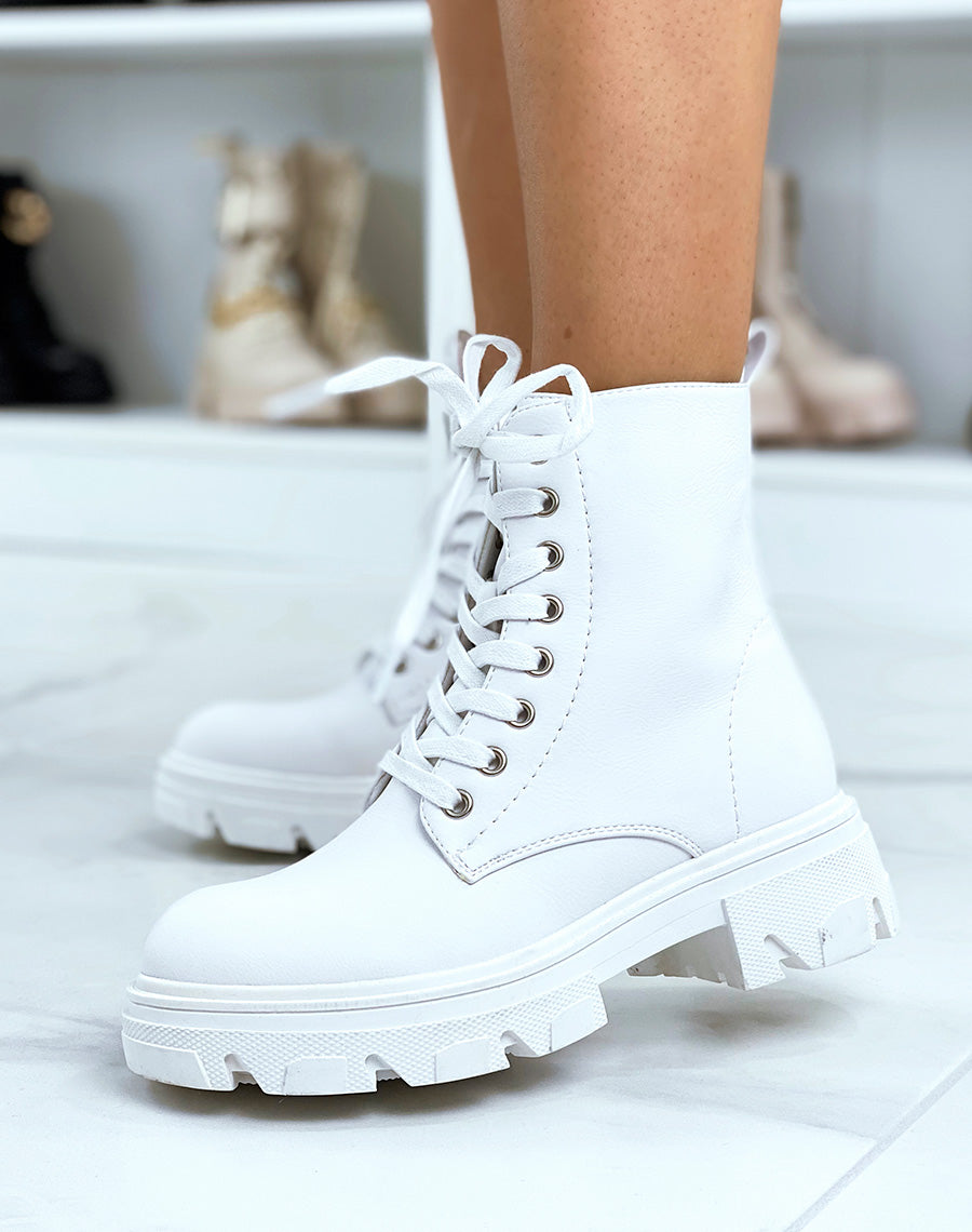 Bottines blanches montantes à lacets et semelle crantée