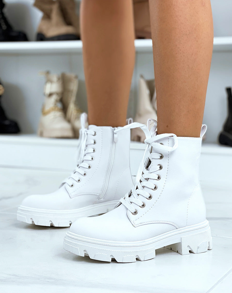 Bottines blanches montantes à lacets et semelle crantée