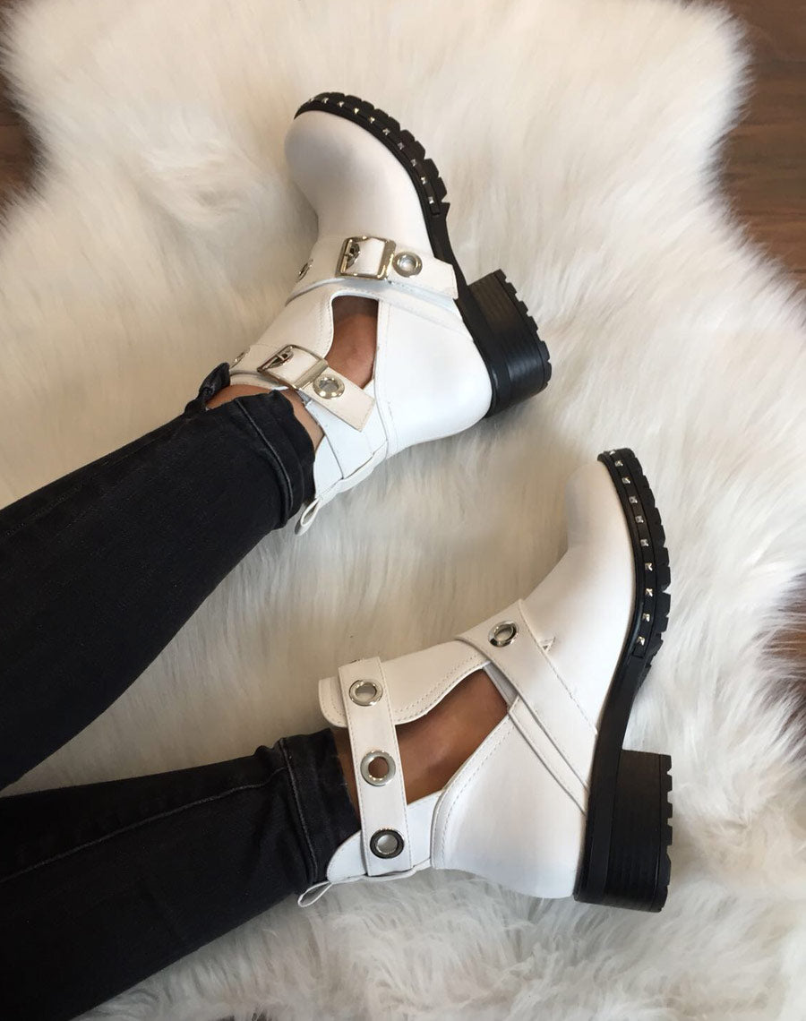Bottines blanches plates ajourées œillets 