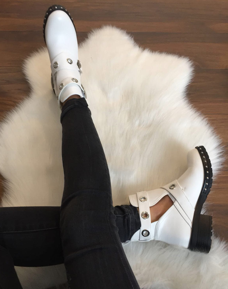 Bottines blanches plates ajourées œillets 
