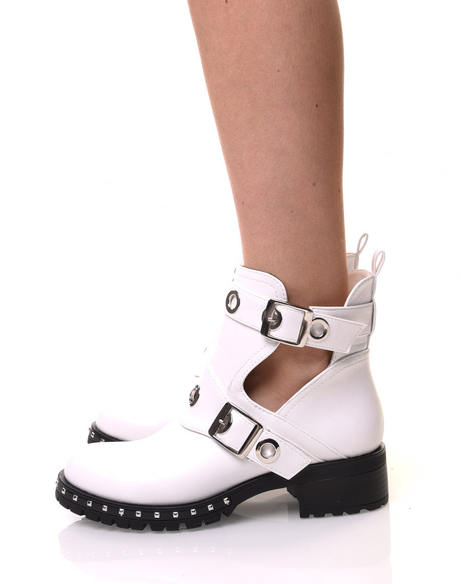 Bottines blanches plates ajourées œillets 