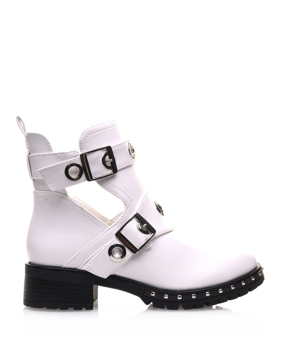 Bottines blanches plates ajourées œillets 