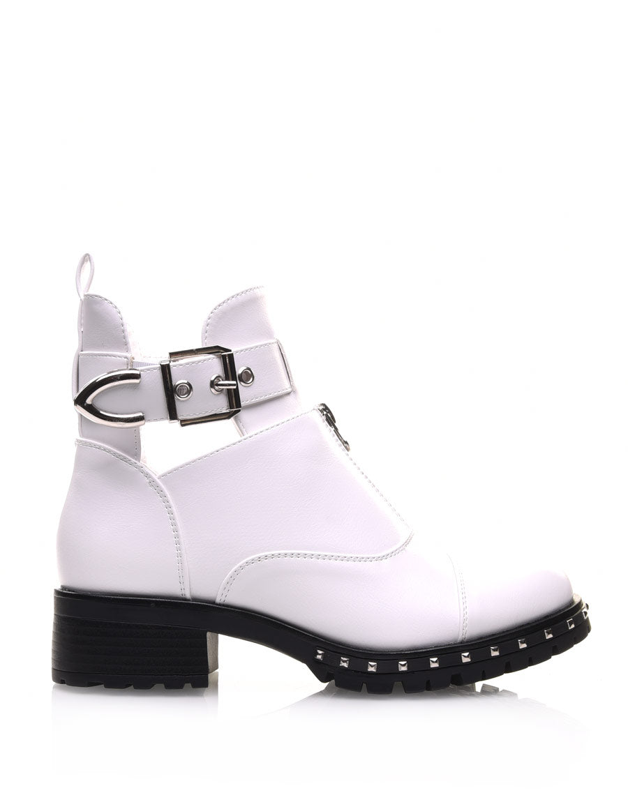Bottines blanches à semelles crantées cloutées