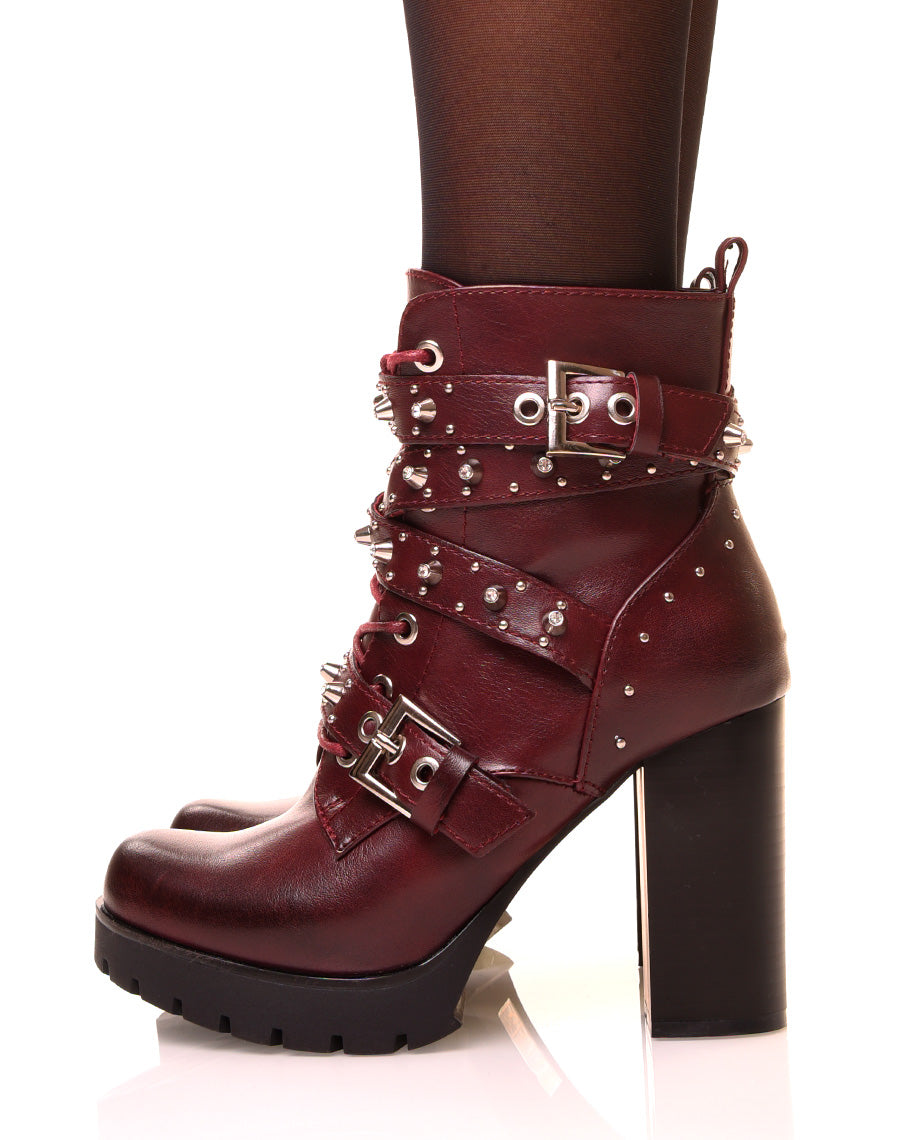 Bottines bordeaux à lanières cloutées à talons