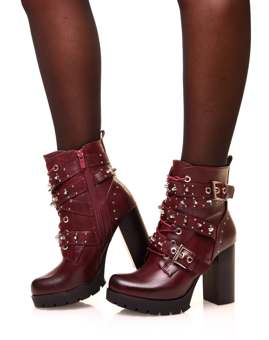 Bottines bordeaux à lanières cloutées à talons