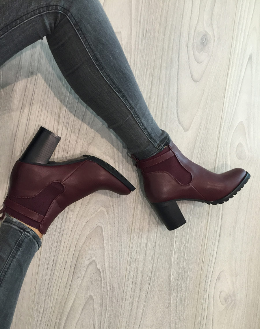 Bottines bordeaux à talons avec élastique et fine lanière