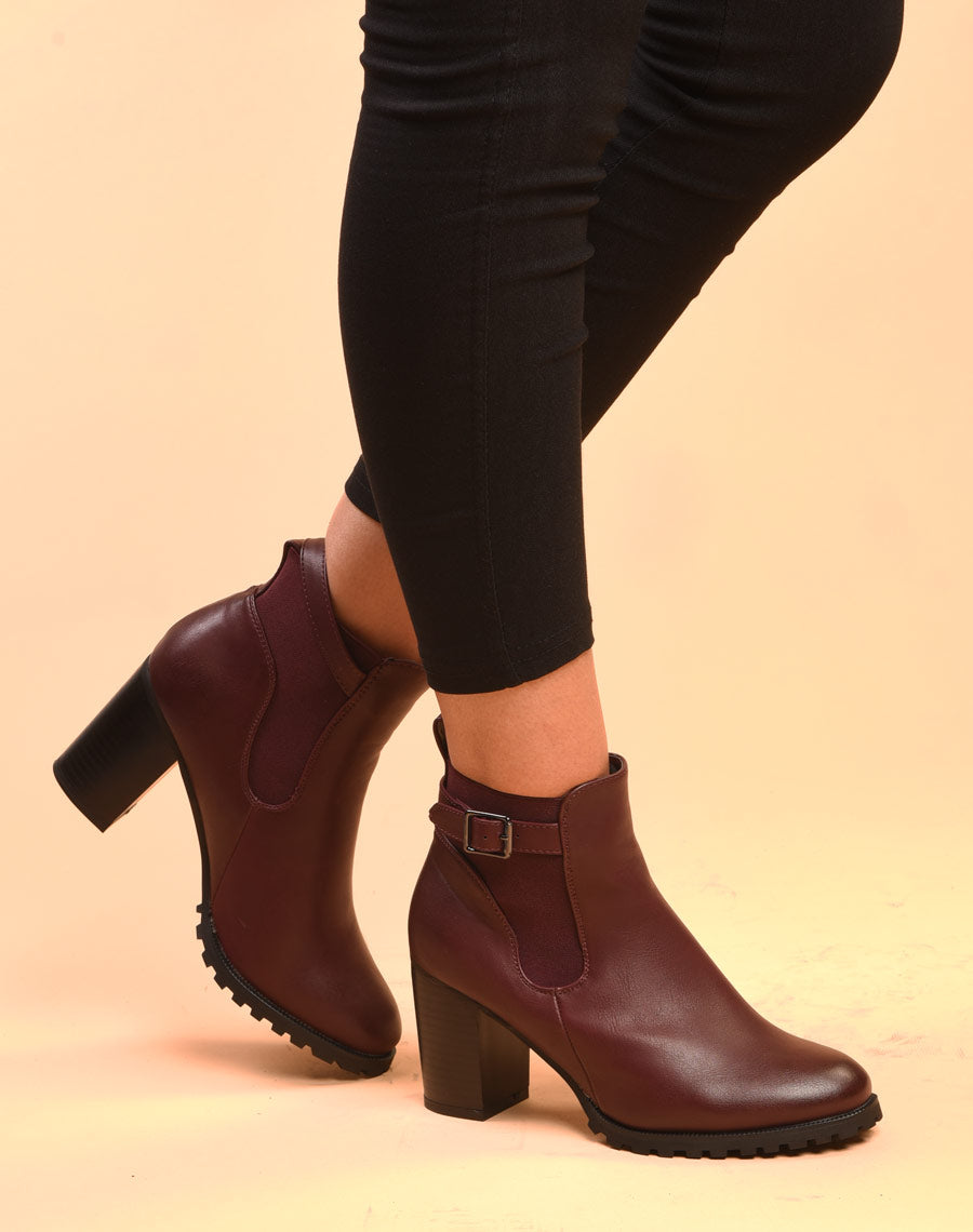 Bottines bordeaux à talons avec élastique et fine lanière