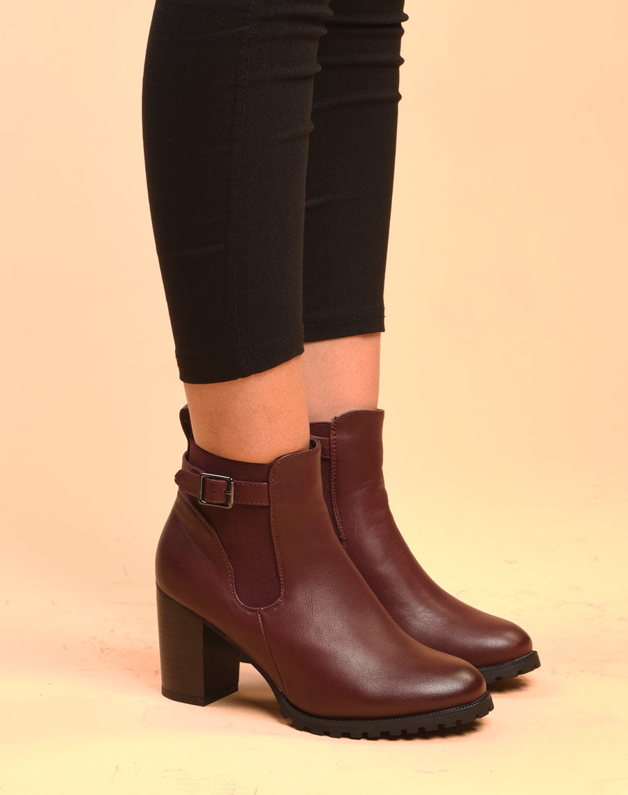 Bottines bordeaux à talons avec élastique et fine lanière