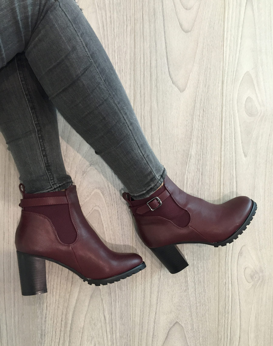 Bottines bordeaux à talons avec élastique et fine lanière