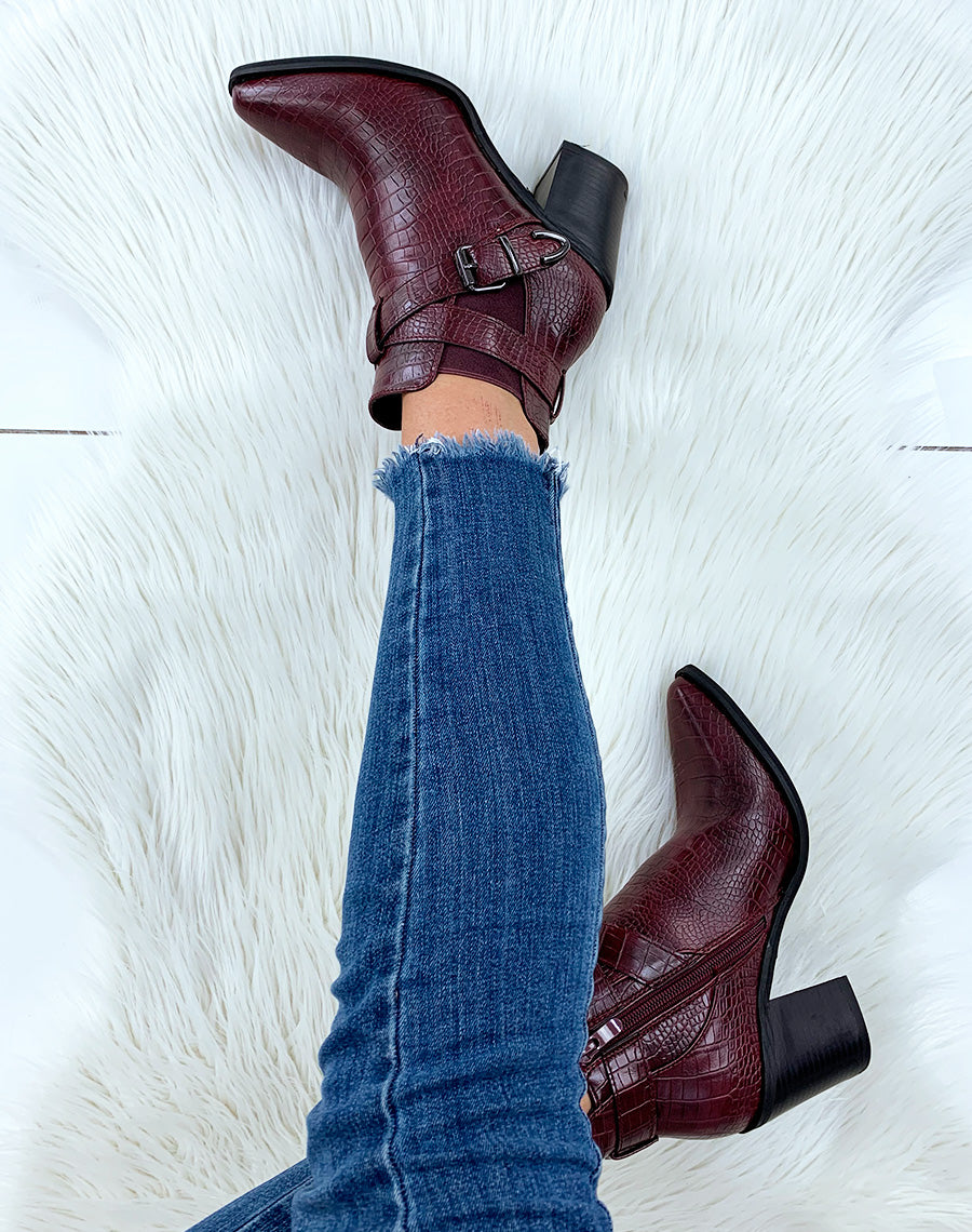 Bottines bordeaux à talons à effet croco et à doubles brides