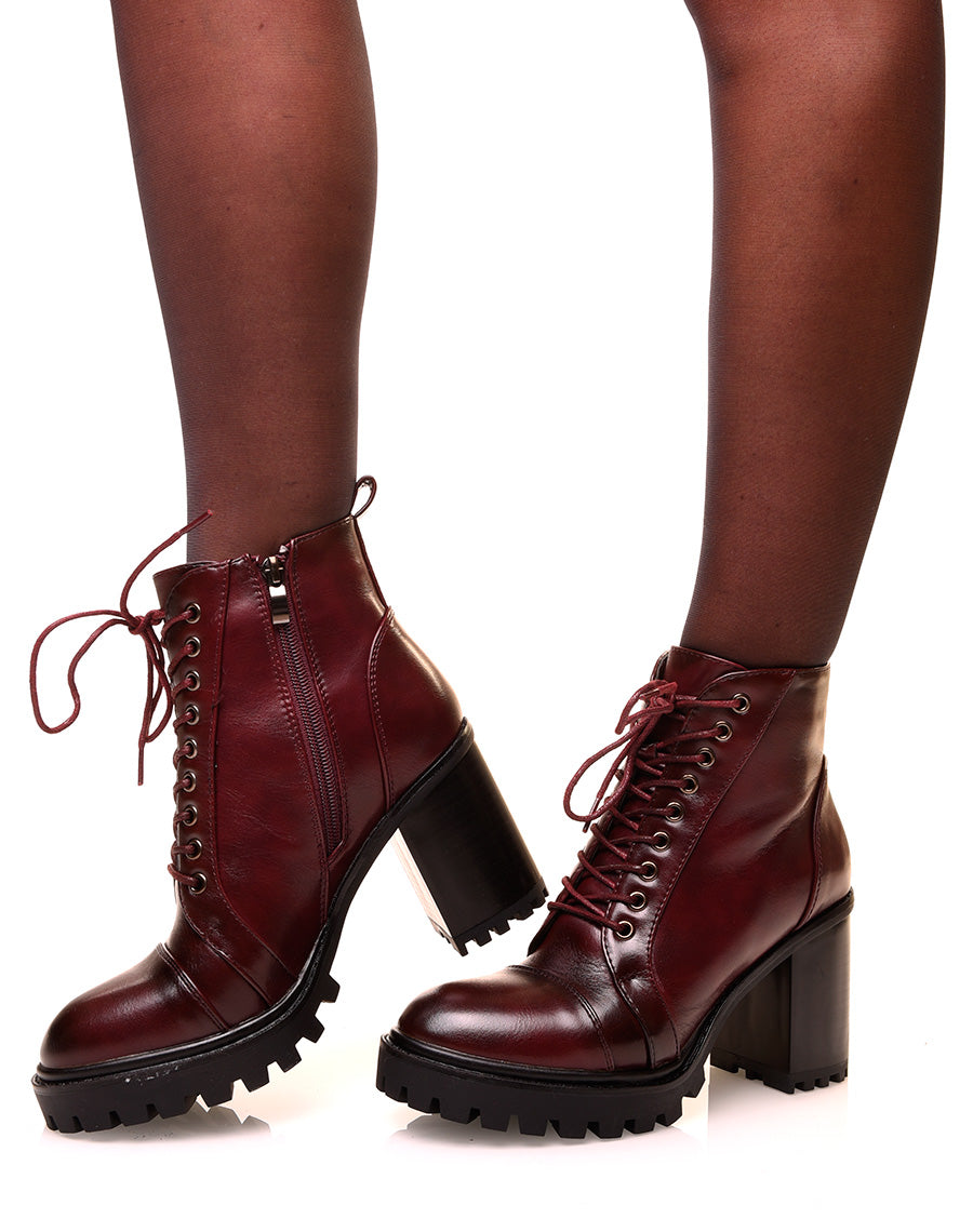 Bottines bordeaux à talons et à lacets