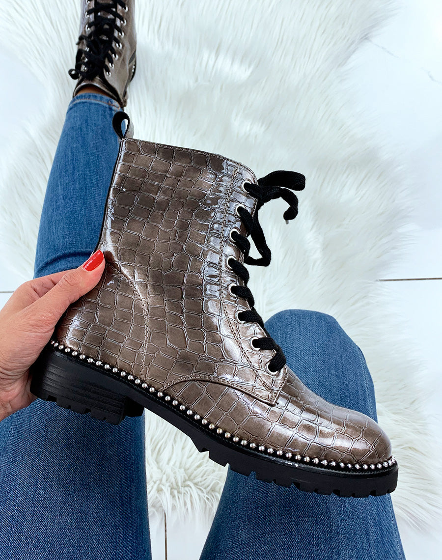Bottines bronze croco montantes à clous