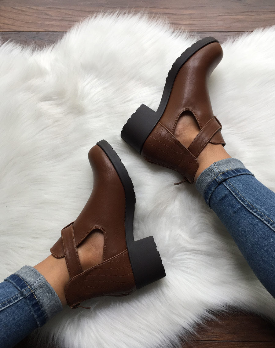Bottines camel ajourées à petit talon et boucle