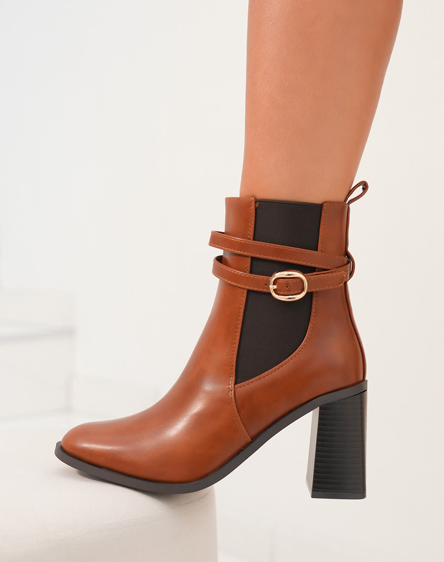 Bottines camel bi-matière à talon épais et sangles dorées