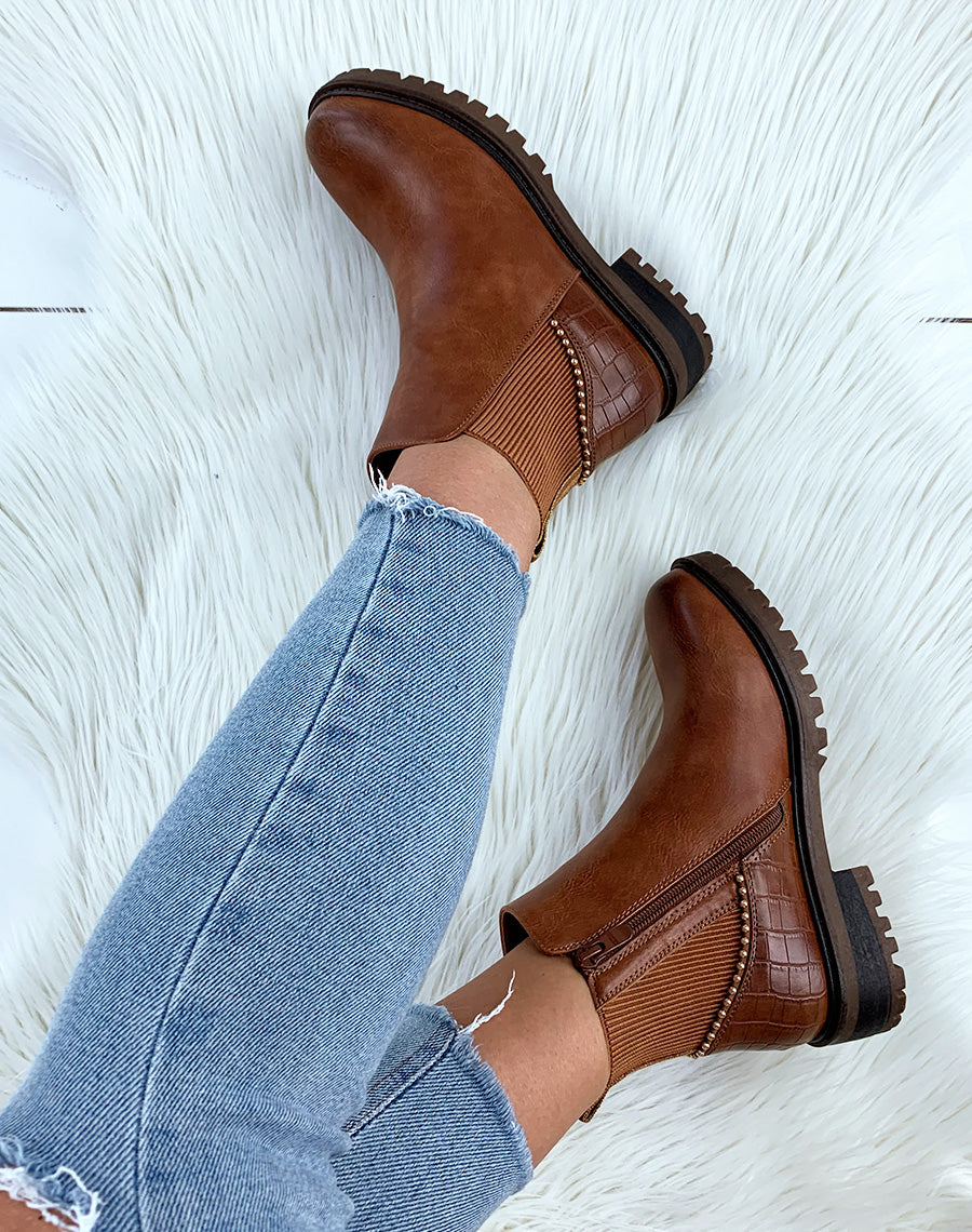 Bottines camel bi-matières à fermeture et détails clous dorés