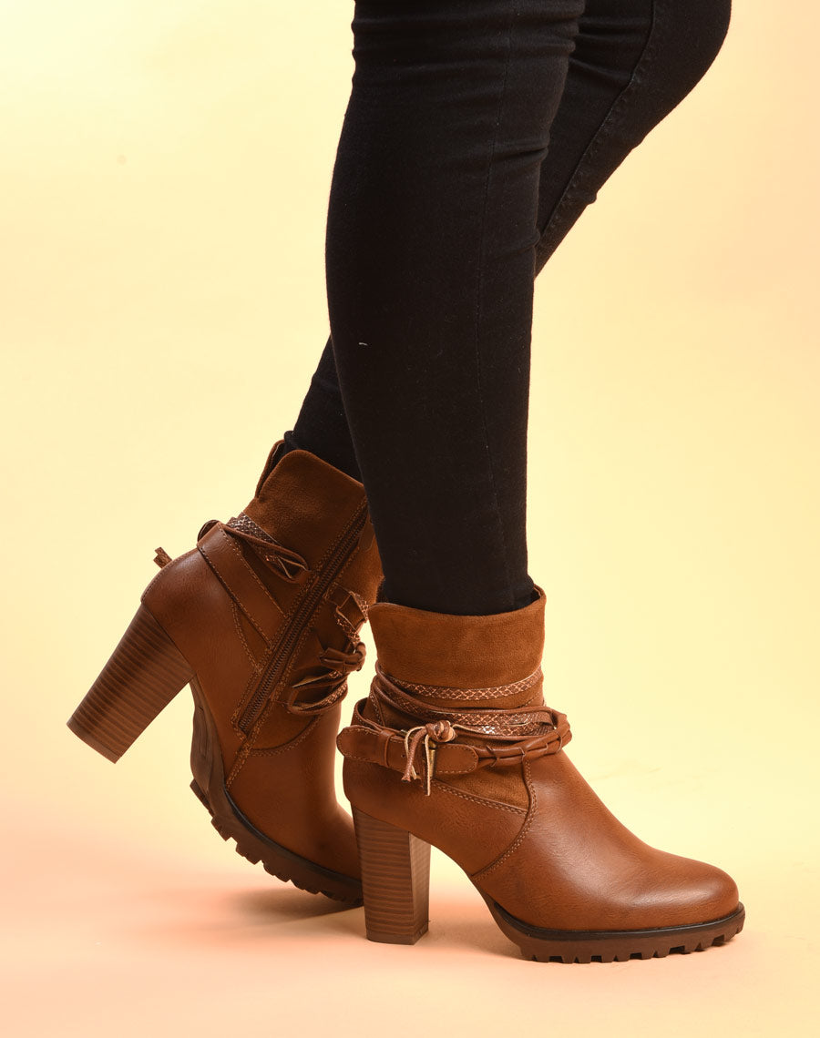 Bottines camel bi matières à talons et lanières multiples