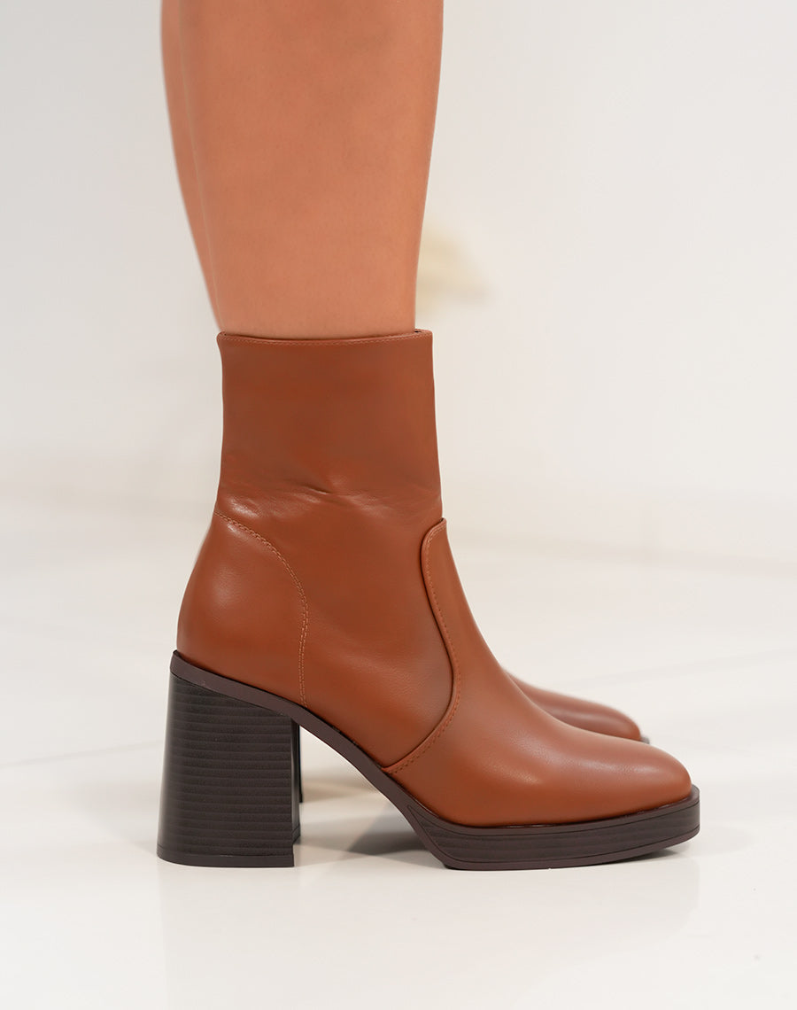 Bottines camel cintrées à talon épais