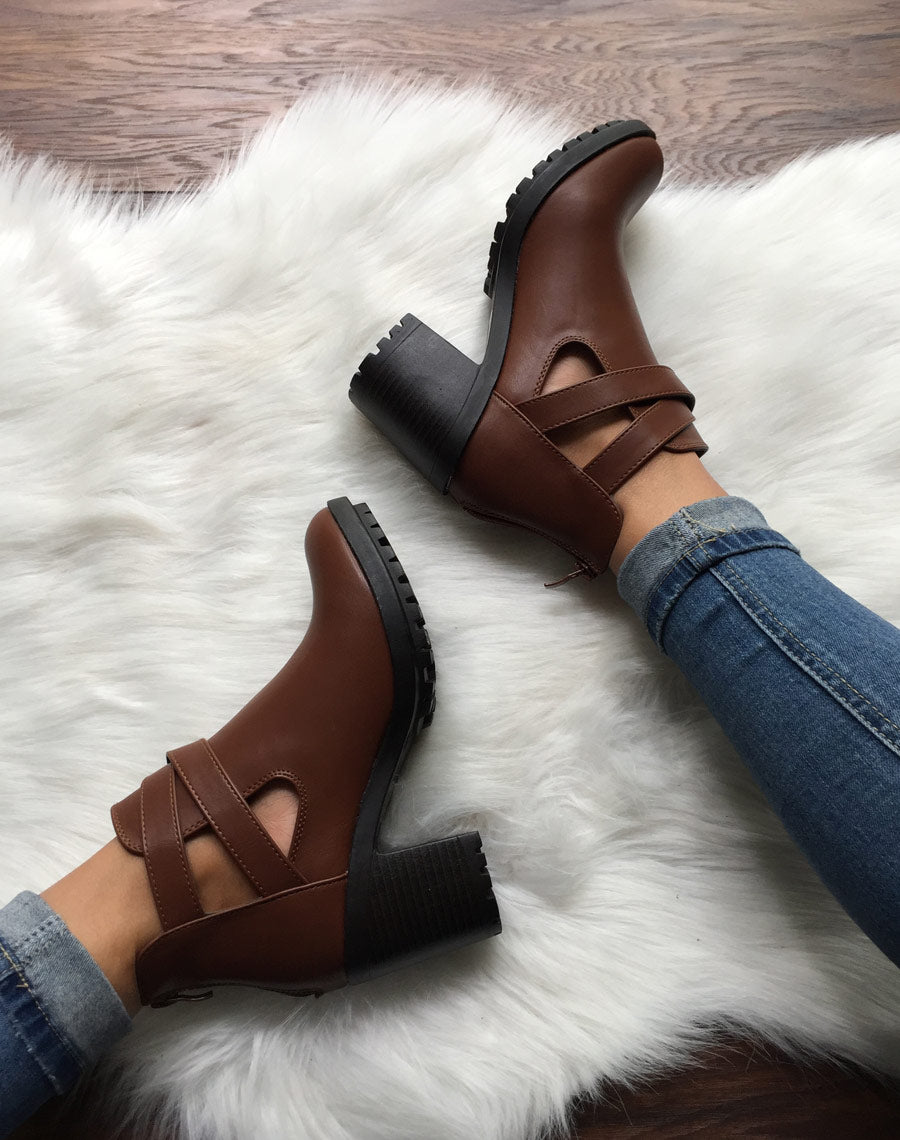 Bottines camel crantées à boucles croisées