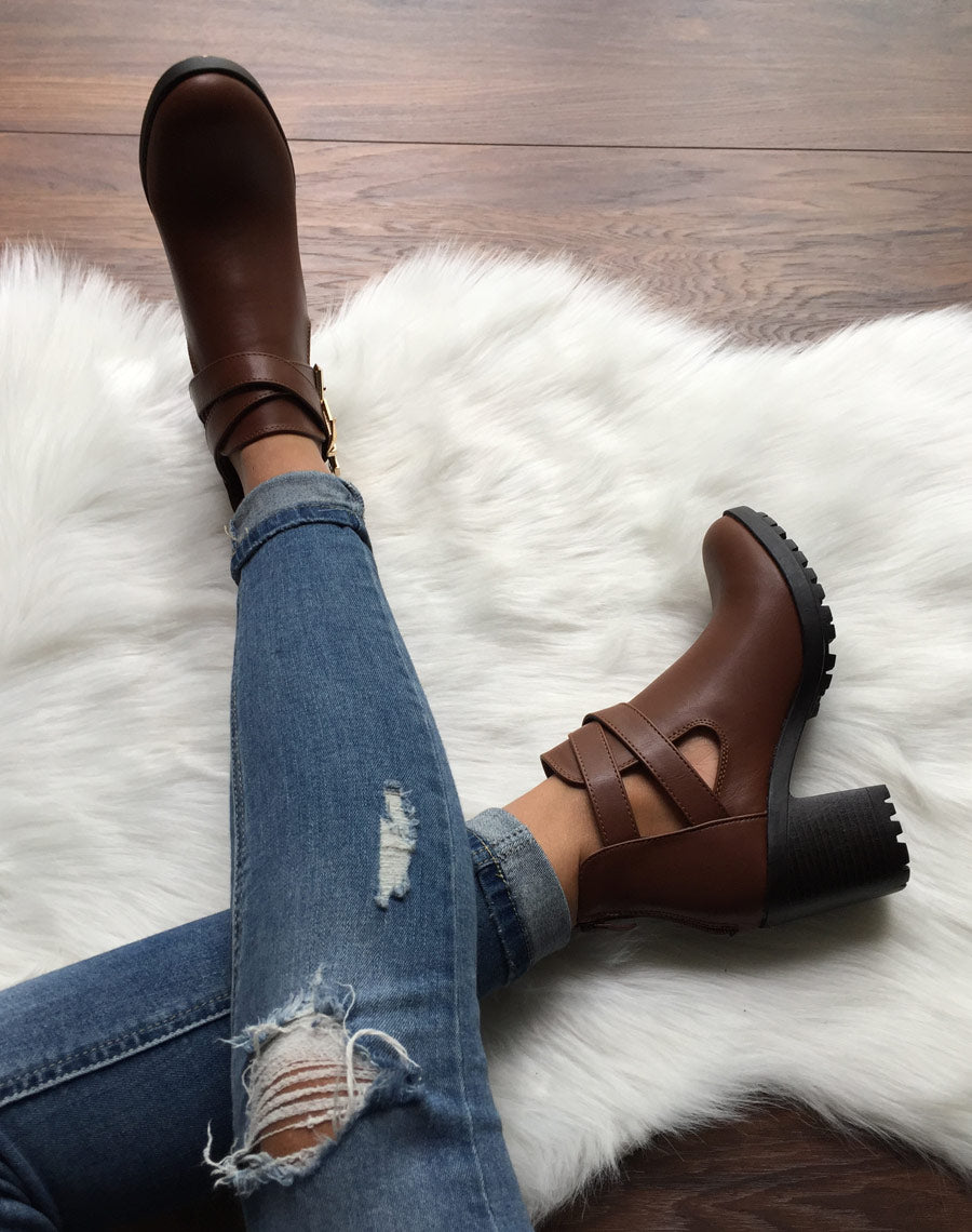 Bottines camel crantées à boucles croisées