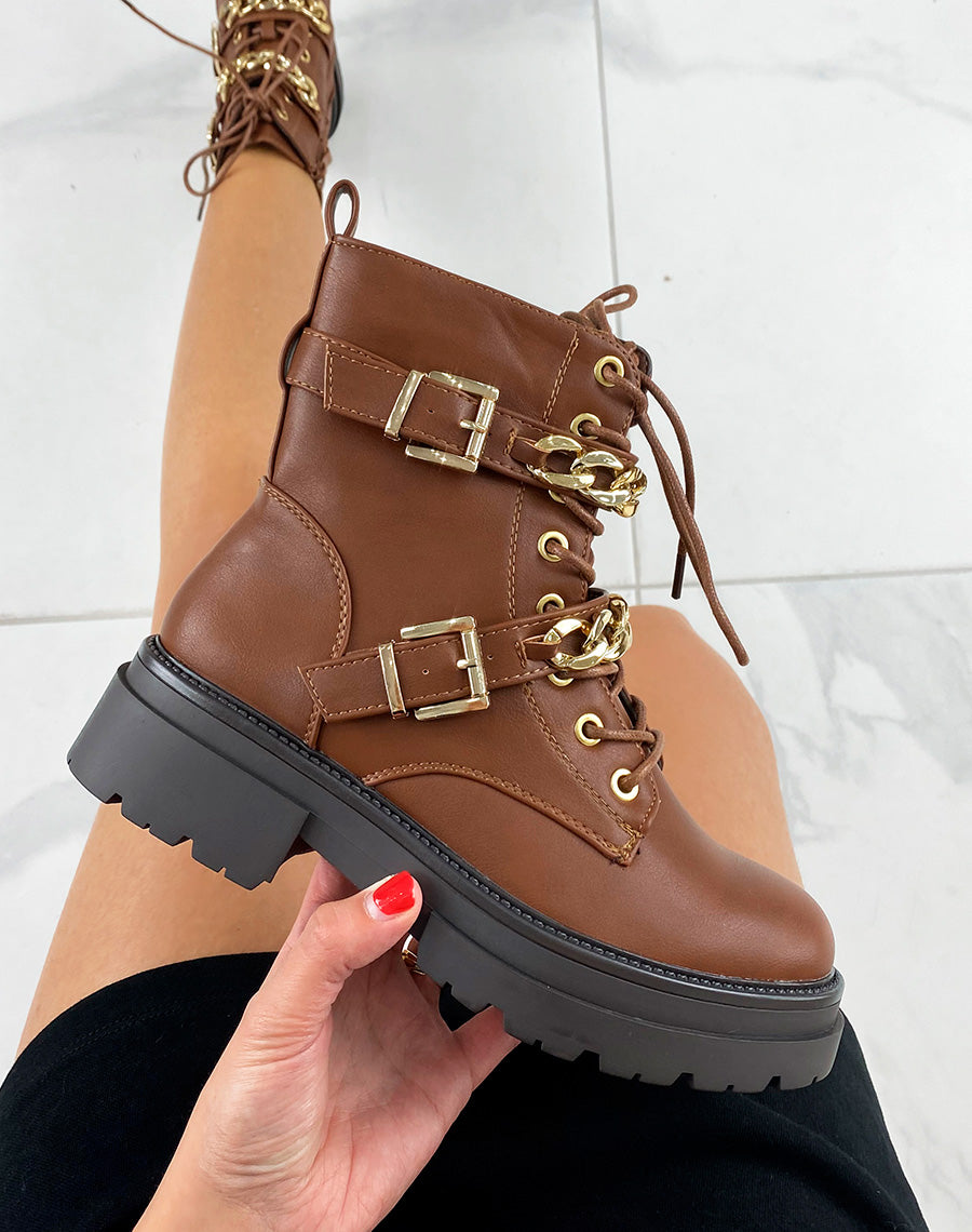 Bottines camel à doubles lanières et chaînes dorées