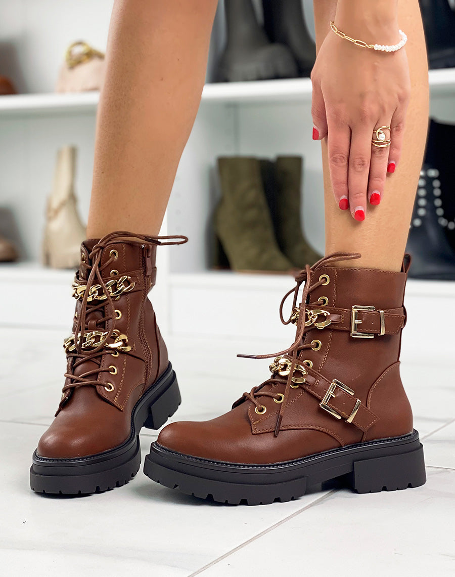 Bottines camel à doubles lanières et chaînes dorées
