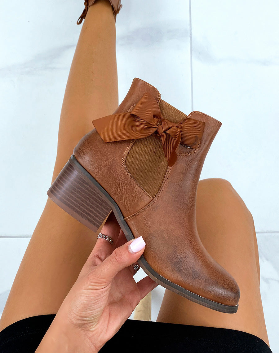 Bottines camel en similicuir avec noeud intégrées