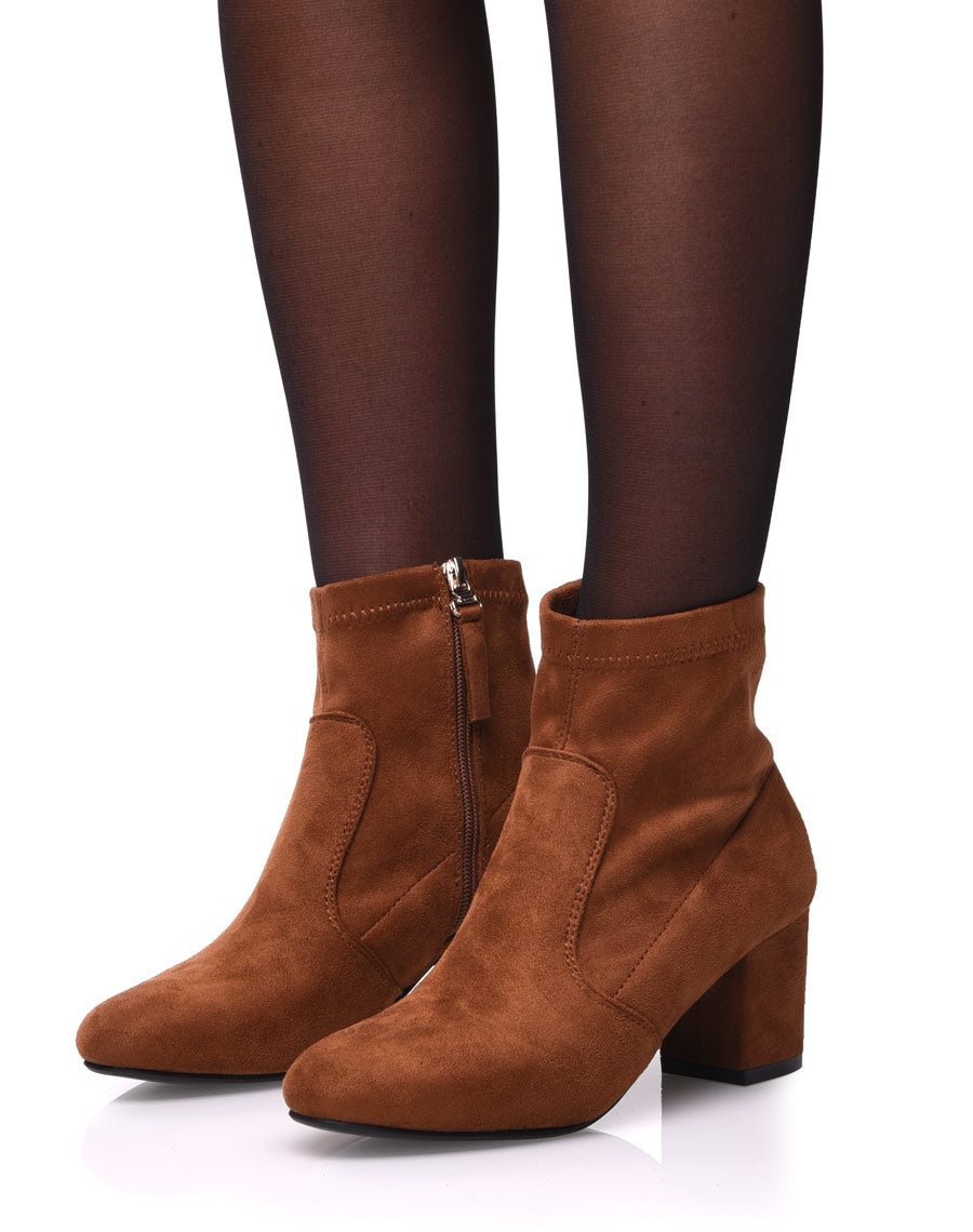 Bottines camel entièrement en suédine talons épais mi haut 