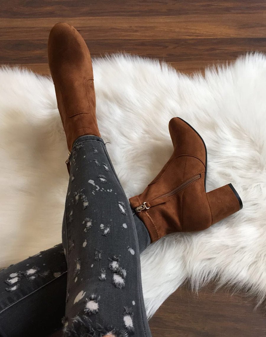 Bottines camel entièrement en suédine talons épais mi haut 