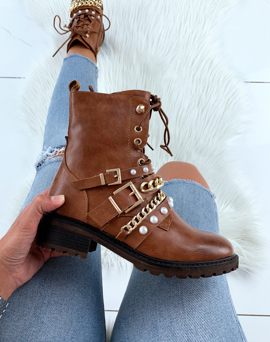 Bottines camel à grosses perles et chaines