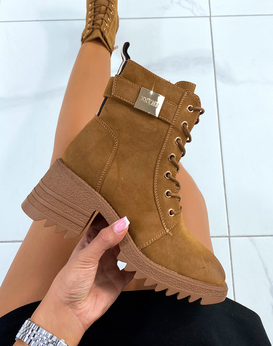 Bottines camel à lacet et boucle dorée