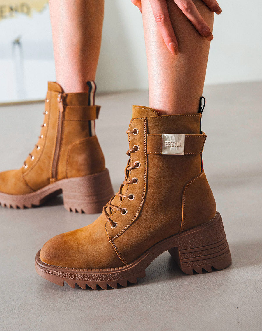 Bottines camel à lacet et boucle dorée