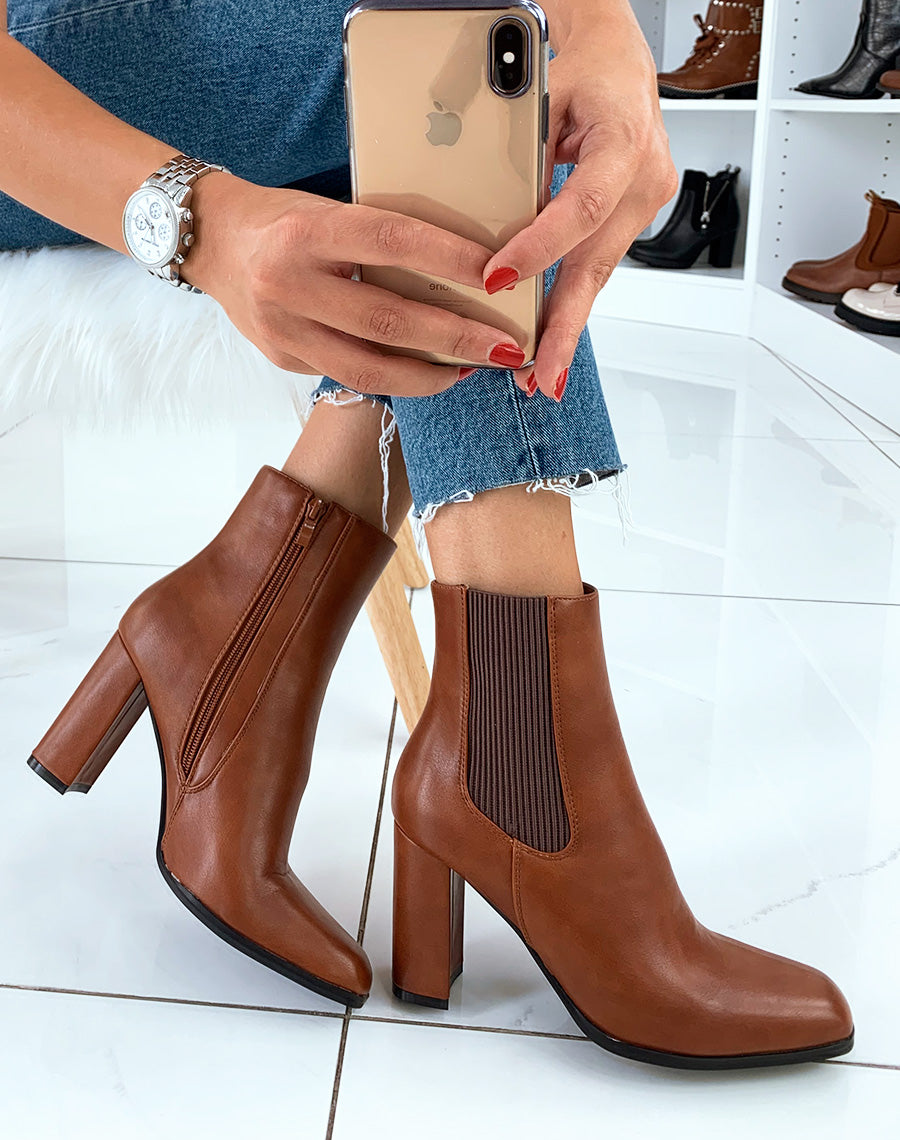 Bottines camel à talon et à bout carré
