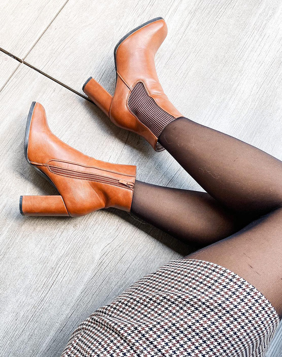 Bottines camel à talon et à bout carré