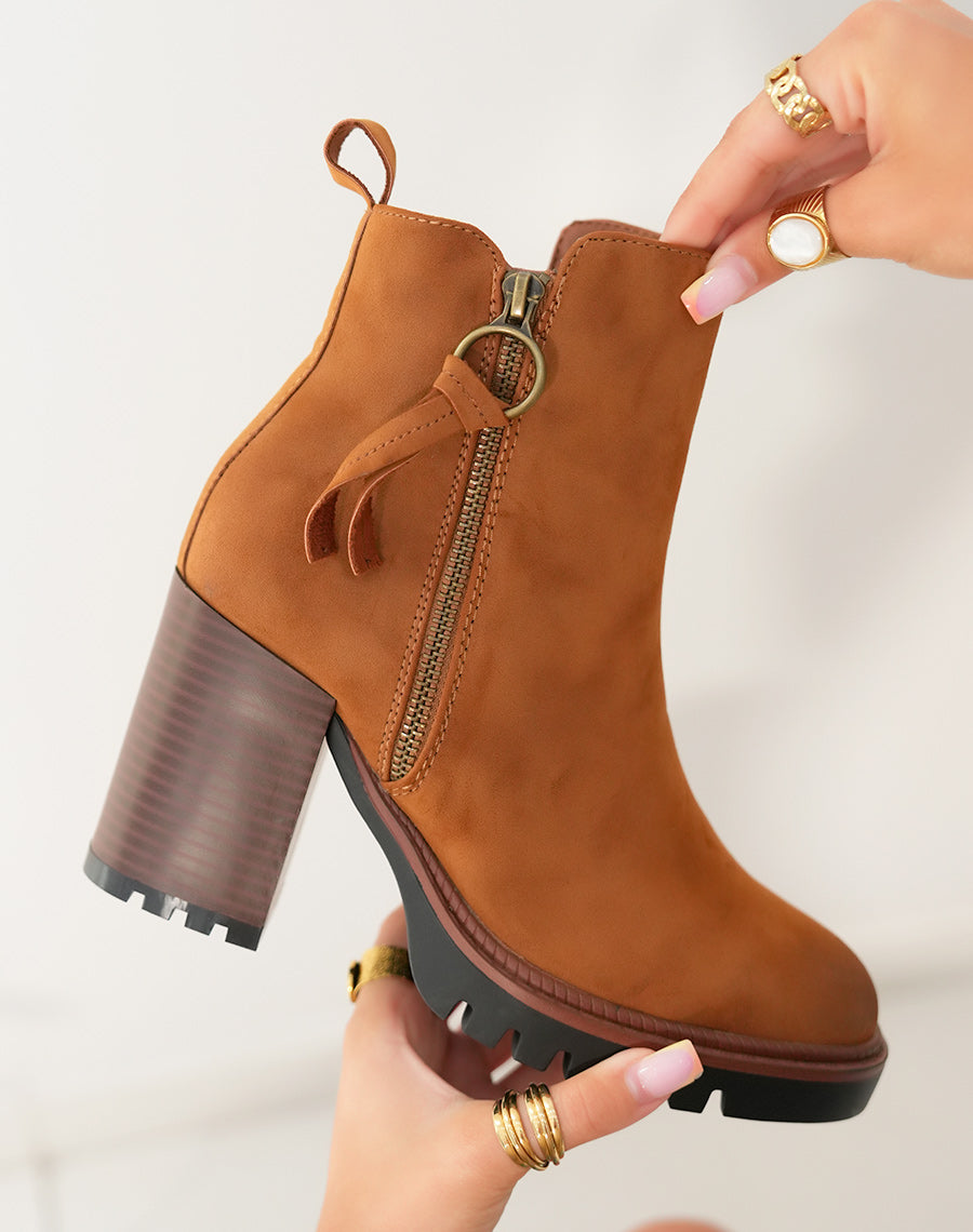 Bottines camel à talon et détail marron