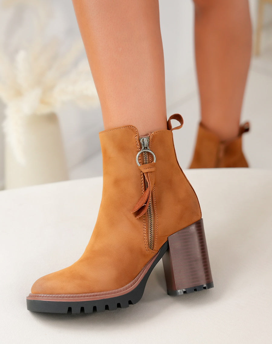 Bottines camel à talon et détail marron
