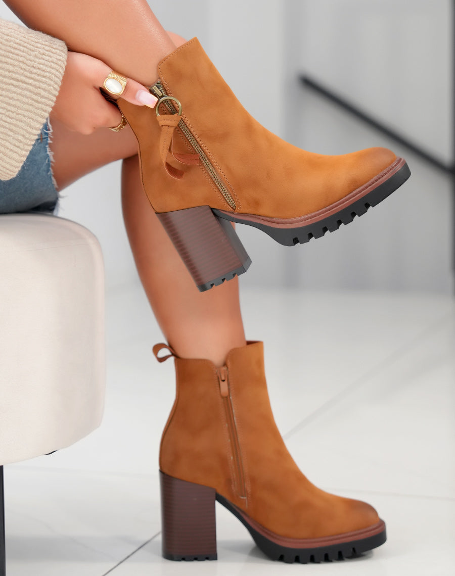 Bottines camel à talon et détail marron