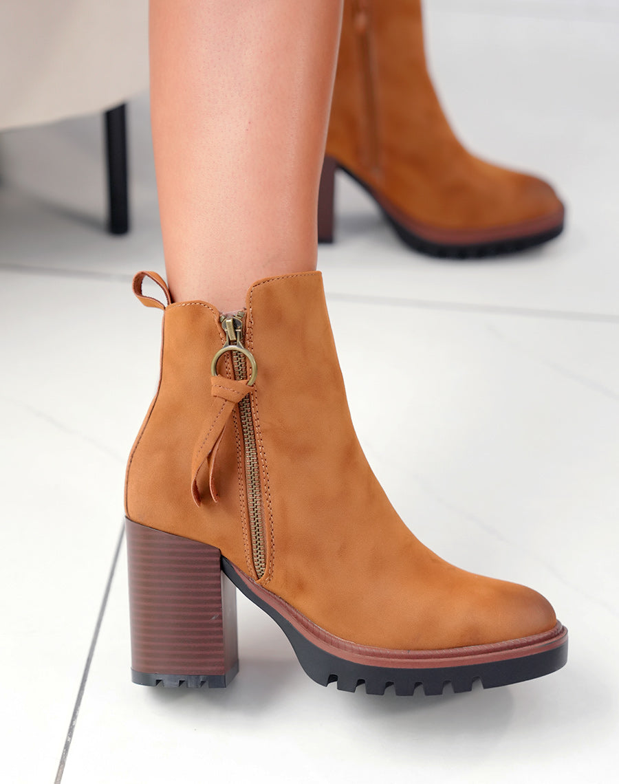 Bottines camel à talon et détail marron