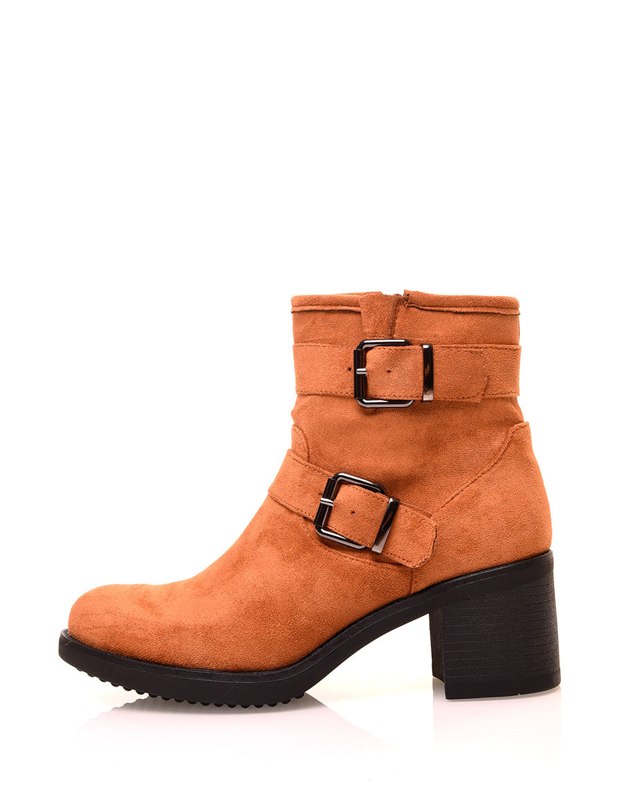 Bottines camel à talons carrés en suédine à sangles