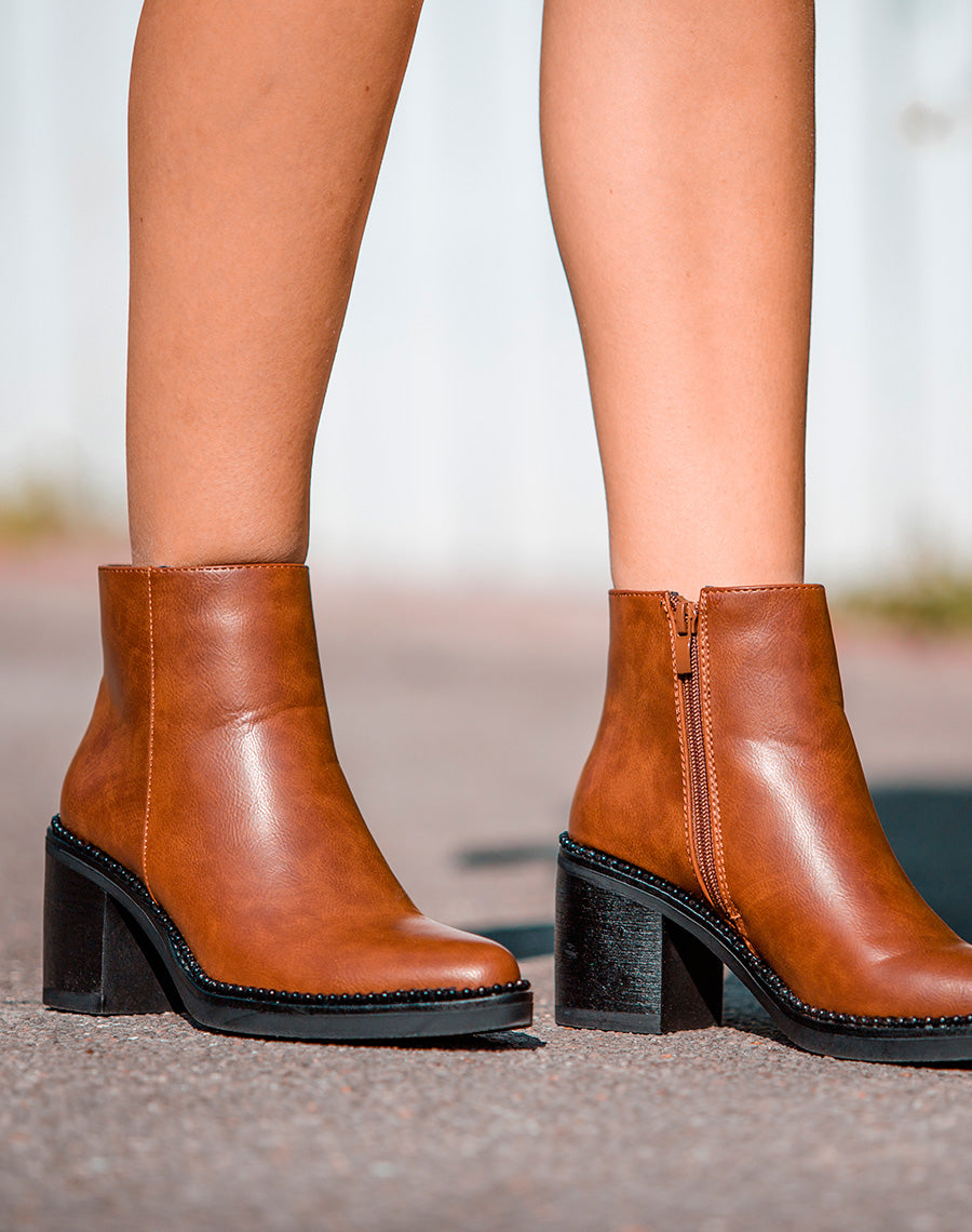 Bottines camel à talons carrés et à bouts pointus