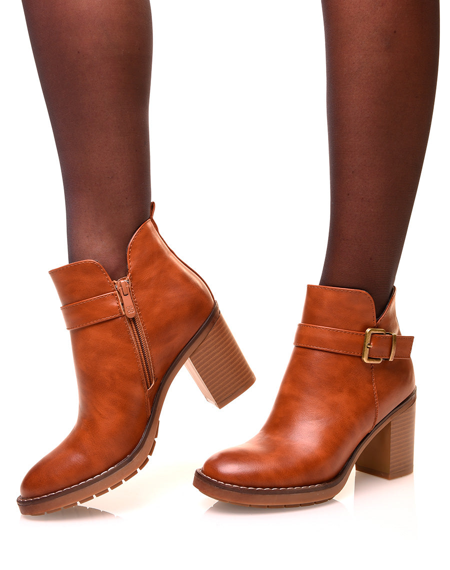 Bottines camel à talons carrés et à sangle